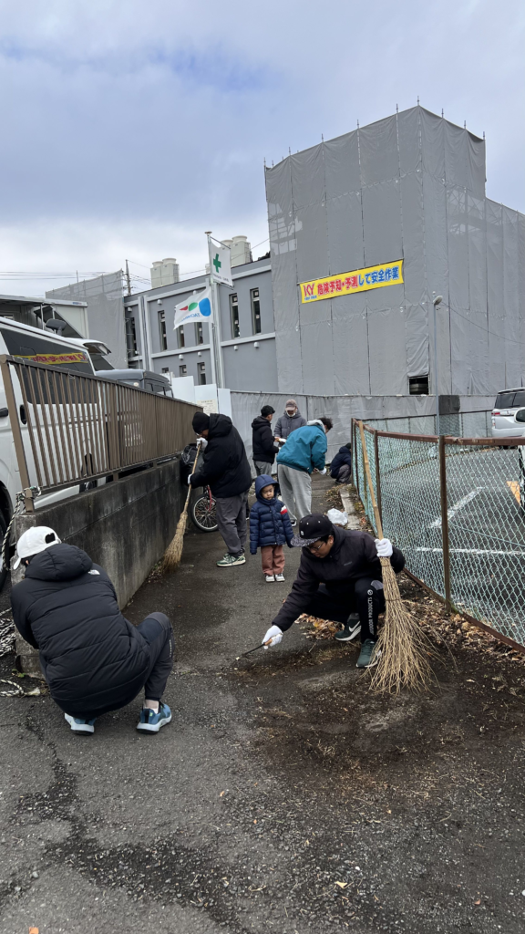 マスジド周辺の清掃活動 | Kerja bakti membersihkan lingkungan sekitar masjid image