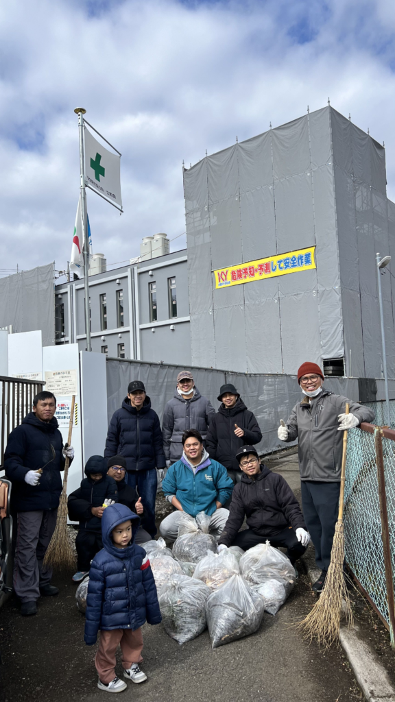 マスジド周辺の清掃活動 | Kerja bakti membersihkan lingkungan sekitar masjid image
