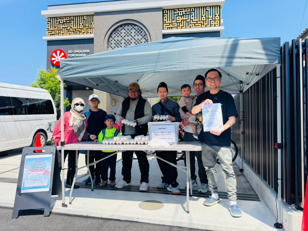 モスク周辺での卵配布活動|Kegiatan Pembagian Telur di Lingkungan Masjid image
