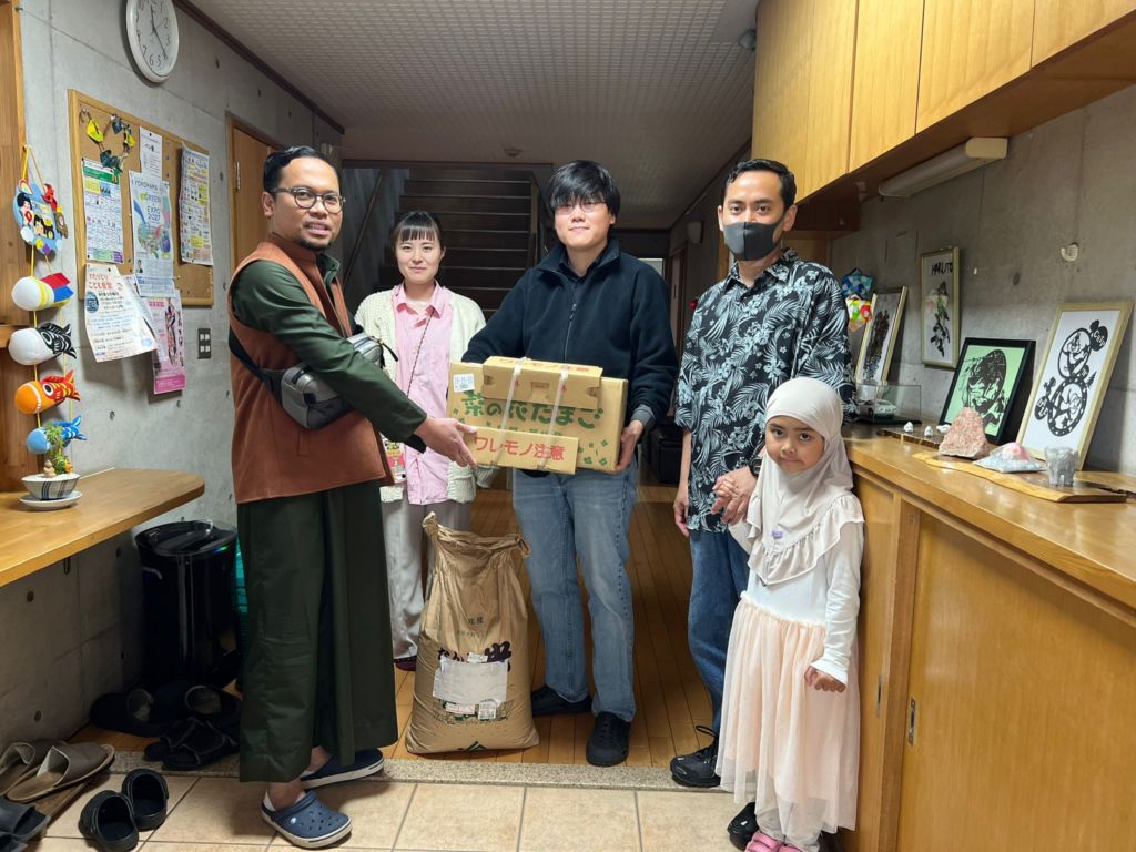モスク周辺での卵配布活動|Kegiatan Pembagian Telur di Lingkungan Masjid image