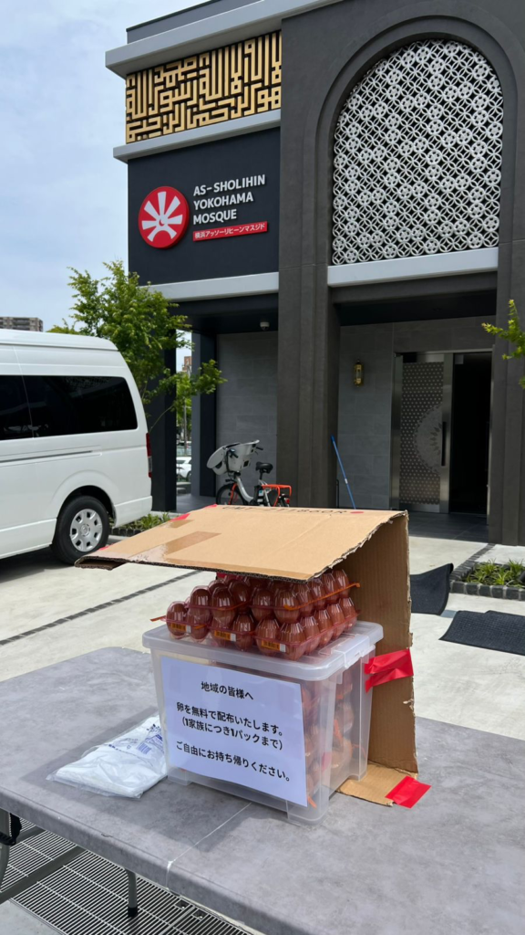 モスク周辺での卵配布活動|Kegiatan Pembagian Telur di Lingkungan Masjid image