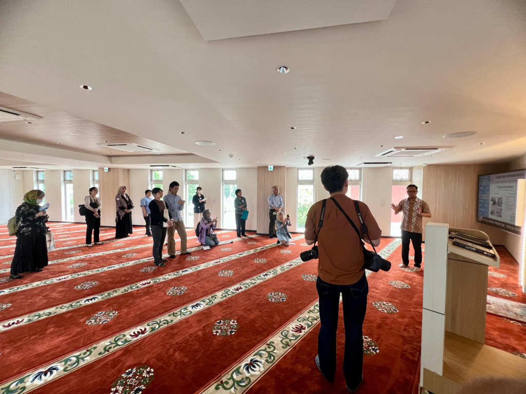 日本人参加者によるアッソーリヒーン横浜モスク訪問 | KEGIATAN KUNJUNGAN WARGA JEPANG KE MASJID AS-SHOLIHIN YOKOHAMA image
